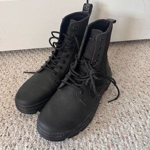 Doc Martens Combs II Size 9